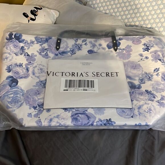 NWT-Victoria Secret Floral Carryall tote bag - Picture 3 of 4